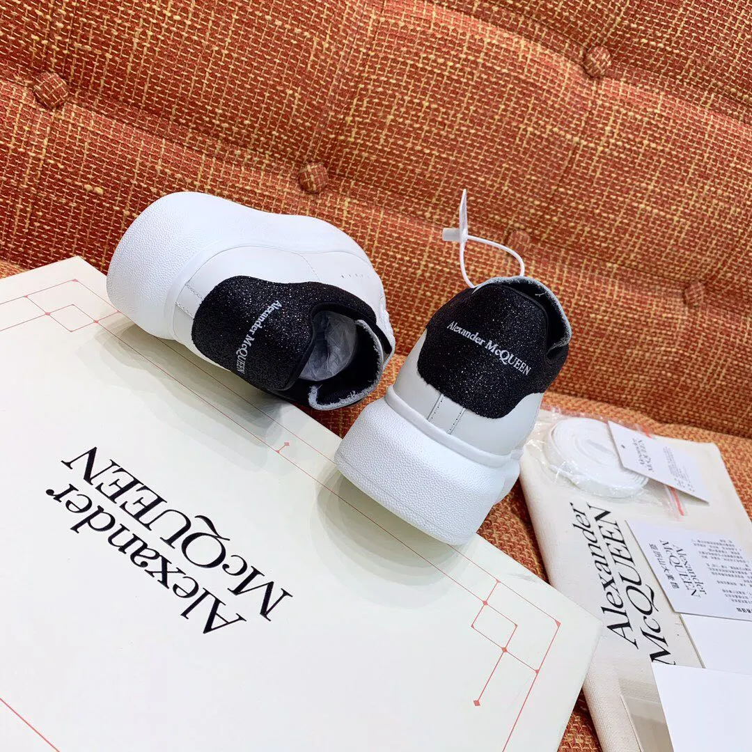 👟👟Ex-factory price 480👟👟 Men's size +10 High-quality upgraded version🔥Real shot of Alexander McQUEEN (McQueen)🎉The highest quality silk cowhide version on the market🎊, imported water-dyed sheepskin inside, counter 1:1 replica, star style T stage catwalk, a must-have for fashionistas , the original high-temperature and ultra-clear air compressor logo on the foot, absolutely counter-matched version, the arc of the back bag is truly genuine 0⃣️ difference, using an exclusive privately molded double-layer vacuum outsole, which is light on the foot and has excellent rebound! Running🏃✈️The first choice item for outdoor sports💅💅Trend and fashion coexist📣 Women’s style: 35-39, Men’s style: 39-44